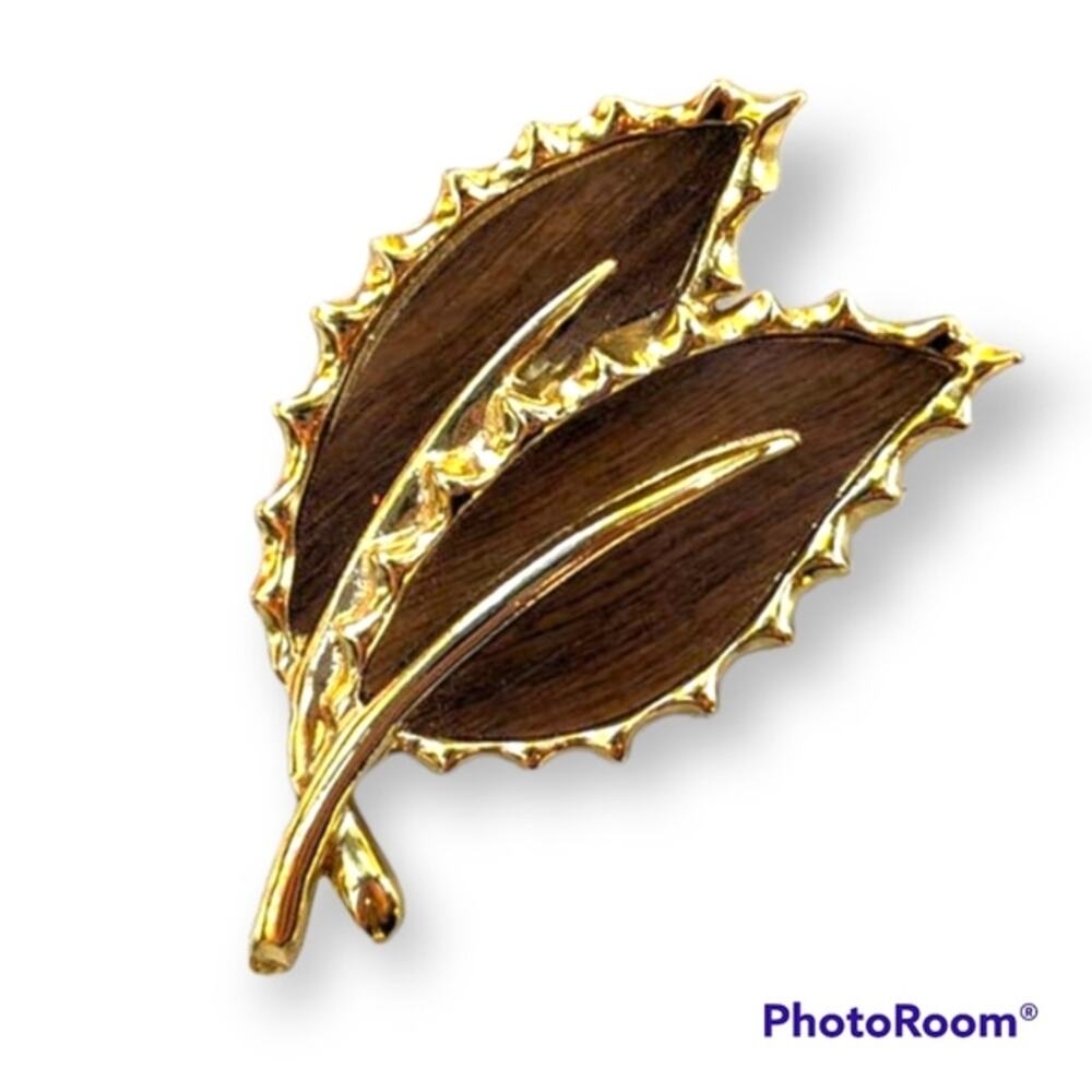 Signed Sarah Coventry gold tone and wooden leaves brooch, pin